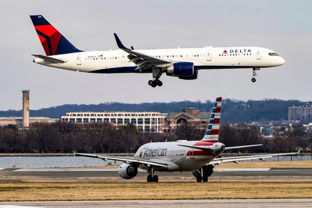 Un avión de American Airlines rueda mientras un avión de Delta Air Lines aterriza en el Aeropuerto Nacional Reagan en Arlington, Virginia, el 24 de enero de 2022. (Joshua Roberts/Reuters)