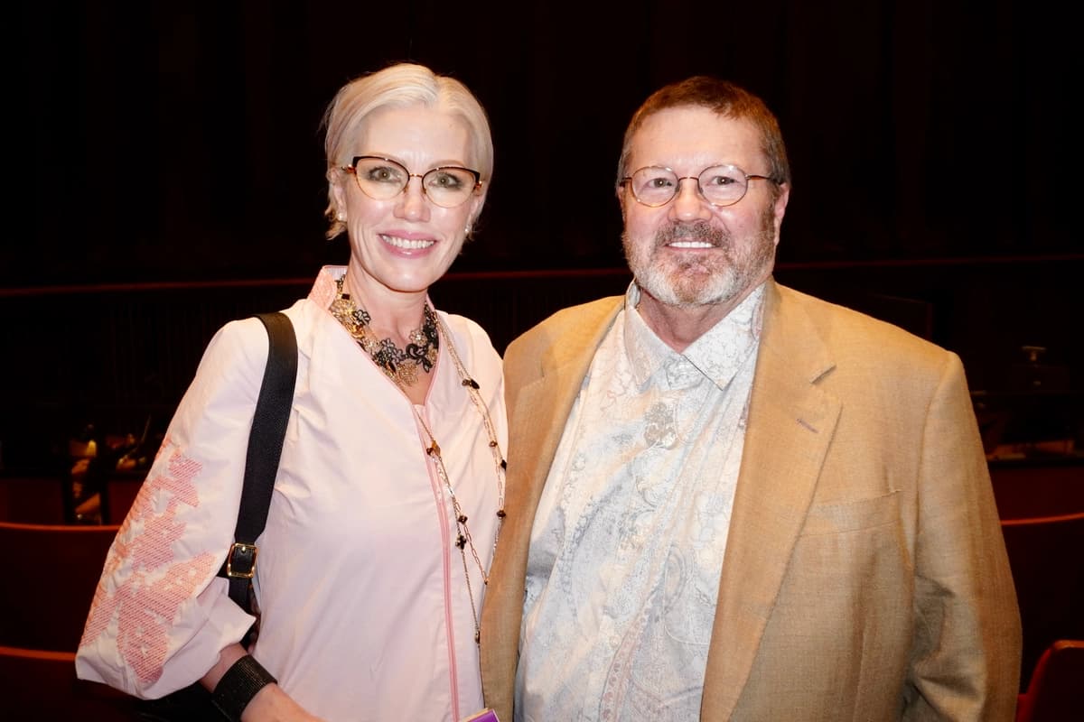 Susannah y Clay Griffin (derecha) asisten a Shen Yun en el Jones Hall for the Performing Arts en Houston, Texas, el 26 de diciembre de 2025. (Sonia Wu/The Epoch Times)