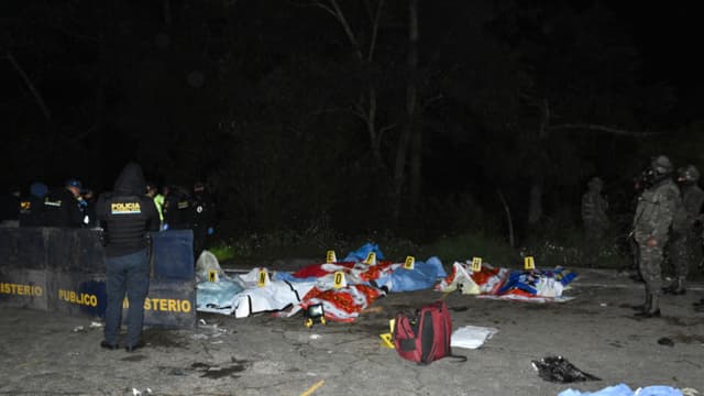 Fuerzas de seguridad de Guatemala vigilan después de que al menos 15 personas murieran en la noche del viernes y 19 quedaran heridas por un accidente de transporte público en el oeste del país, según confirmaron los cuerpos de socorro. (EFE/ Fernando Estrada)