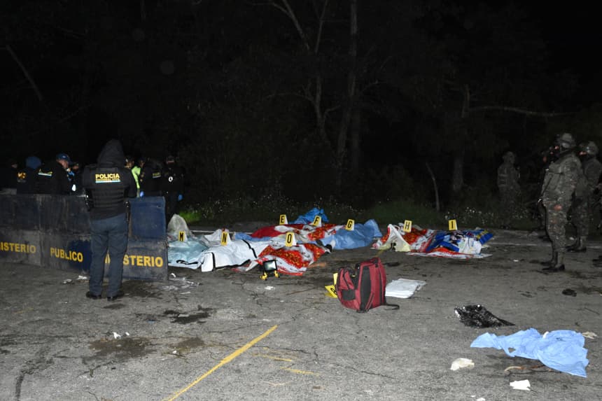 Fuerzas de seguridad de Guatemala vigilan después de que al menos 15 personas murieran en la noche del viernes y 19 quedaran heridas por un accidente de transporte público en el oeste del país, según confirmaron los cuerpos de socorro. (EFE/ Fernando Estrada)