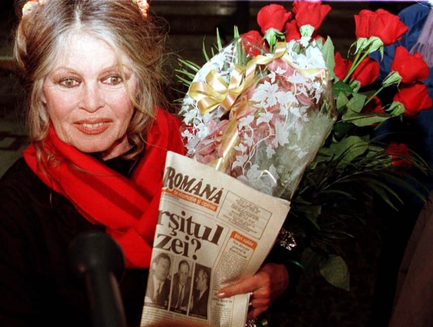 Foto de archivo de la actriz y activista francesa Brigitte Bardot, fallecida este 28 de diciembre de 2025 a los 91 años. En la imagen habla ante la prensa a su llegada a Rumanía el 4 de febrero de 1998. (EFE/EPA/BOGDAN PETRESCU)