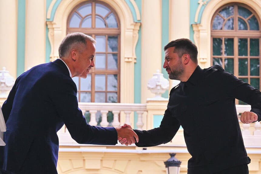 El presidente ucraniano Volodymyr Zelensky (derecha) y el primer ministro canadiense Mark Carney se dan la mano durante la conferencia de prensa tras las conversaciones celebradas en el exterior del Palacio Mariyinsky de Kiev el 24 de agosto de 2025, en medio de la invasión rusa de Ucrania. El primer ministro canadiense, Mark Carney, llegó a Kiev el 24 de agosto de 2025 para conmemorar el día de la independencia de Ucrania, mientras los líderes mundiales presionan para poner fin a la guerra entre Ucrania y Rusia (SERGEI SUPINSKY/AFP vía Getty Images)
