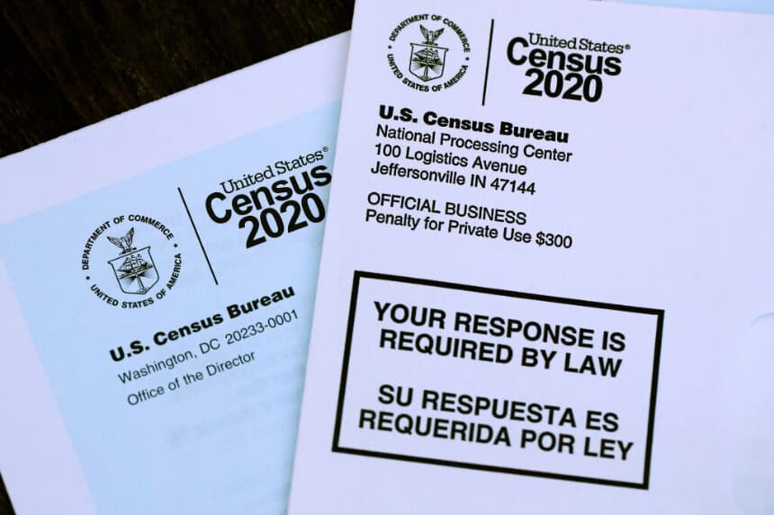 El logotipo del Censo de EE. UU. aparece en los materiales del censo recibidos por correo con una invitación para rellenar la información del censo en línea el 19 de marzo de 2020 en San Anselmo, California. (Ilustración fotográfica de Justin Sullivan/Getty Images)