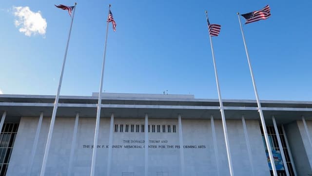 El nombre del "John F. Kennedy Memorial Center for the Performing Arts" ahora incluye "The Donald J. Trump", como se ve el 19 de diciembre de 2025 en Washington, D. C. (Heather Diehl/Getty Images)