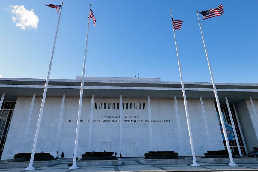 El nombre del "John F. Kennedy Memorial Center for the Performing Arts" ahora incluye "The Donald J. Trump", como se ve el 19 de diciembre de 2025 en Washington, D. C. (Heather Diehl/Getty Images)