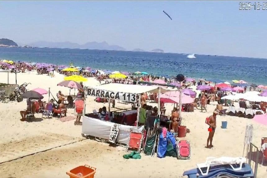 Una imagen fija de una cámara de seguridad muestra un avión ultraligero que arrastra una pancarta publicitaria y se estrella en el mar frente a la playa de Copacabana, Río de Janeiro, Brasil, el 27 de diciembre de 2025. (Bomberos Militares de Río de Janeiro vía AP/Captura de pantalla vía The Epoch Times)