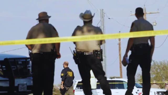 Agentes de las fuerzas del orden se reúnen cerca de la Primera Iglesia Bautista tras un tiroteo en Sutherland Springs, Texas, el 5 de noviembre de 2017. (Erich Schlegel/Getty Images)