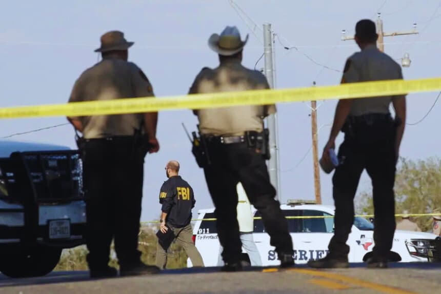 Agentes de las fuerzas del orden se reúnen cerca de la Primera Iglesia Bautista tras un tiroteo en Sutherland Springs, Texas, el 5 de noviembre de 2017. (Erich Schlegel/Getty Images)