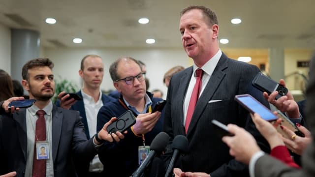 El senador Eric Schmitt (R-Mo.) habla con la prensa tras una sesión informativa a puerta cerrada en el Capitolio de los Estados Unidos, en Washington, D.C., el 17 de diciembre de 2025. (Heather Diehl/Getty Images)
