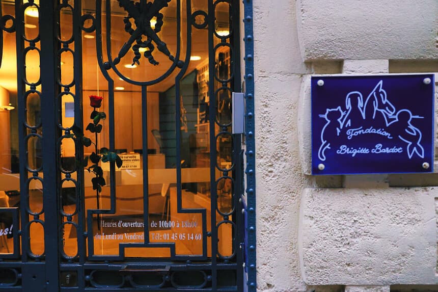 Una foto muestra la entrada de la Fundación Brigitte Bardot con una rosa colocada en la puerta tras la muerte de la actriz francesa y activista por los derechos de los animales Brigitte Bardot en París el 28 de diciembre de 2025. La leyenda del cine francés Brigitte Bardot falleció a los 91 años, según informó la Fundación Brigitte Bardot a la AFP el 28 de diciembre de 2025. (Alain JOCARD / AFP vía Getty Images)