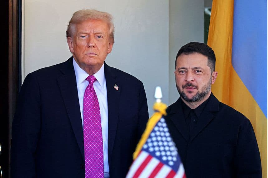 El presidente de Estados Unidos, Donald Trump, da la bienvenida al presidente ucraniano, Volodímir Zelenski, a su llegada a una reunión en la Casa Blanca, en Washington D. C., el 17 de octubre de 2025. (TOM BRENNER/AFP vía Getty Images)