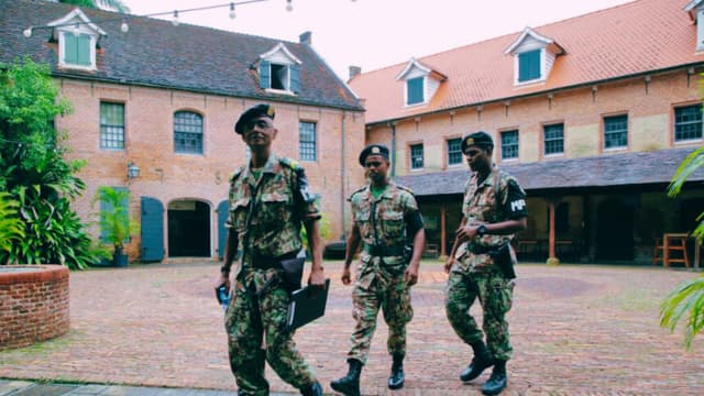 Soldados del tribunal militar abandonan el antiguo cuartel militar de Fort Zeelandia, en Paramaribo, el 29 de noviembre de 2022. (RANU ABHELAKH/AFP vía Getty Images)
