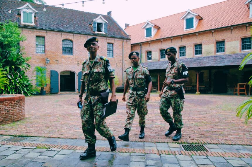 Soldados del tribunal militar abandonan el antiguo cuartel militar de Fort Zeelandia, en Paramaribo, el 29 de noviembre de 2022. (RANU ABHELAKH/AFP vía Getty Images)