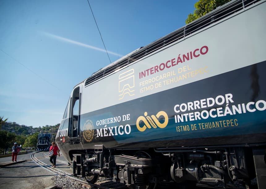 El tren Transístmico, parte del Corredor Interoceánico del Istmo de Tehuantepec (CIIT), un megaproyecto que conecta los océanos Atlántico y Pacífico mediante trenes, puertos y polos industriales, se descarriló la mañana de este domingo, informó la Secretaría de Marina (Semar) de México, sin precisar si había o no personas afectadas. (Imagen de archivo. EFE/Luis Villalobos)