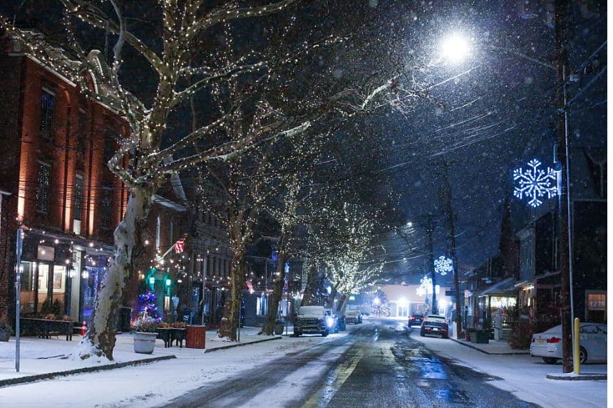 Nieva en una calle desierta el 26 de diciembre de 2025 en Piermont, Nueva York. (Kena Betancur/Getty Images)