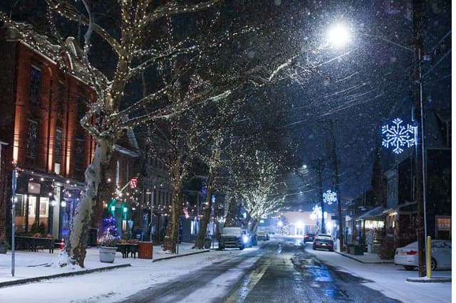 Nieva en una calle desierta el 26 de diciembre de 2025 en Piermont, Nueva York. (Kena Betancur/Getty Images)