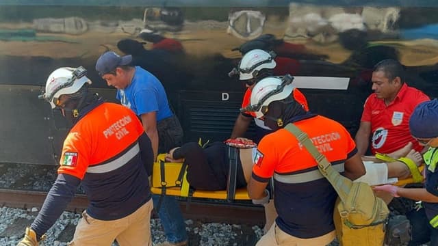 Miembros de Protección Civil rescatan a una mujer del tren Interoceánico que descarriló en Nizanda, estado de Oaxaca, en la ruta a Coatzacoalcos, México, el 28 de diciembre de 2025. (Rusvel RASGADO / AFP vía Getty Images)