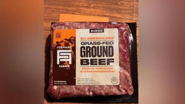 Imagen de la carne molida de res alimentada con pasto de Forward Farms, retirada del mercado por Mountain West Food Group LLC. (Cortesía del Departamento de Agricultura de los Estados Unidos (USDA))