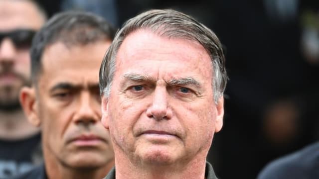 El expresidente de Brasil Jair Bolsonaro se somete a una cirugía para tratar el hipo, informa su esposa