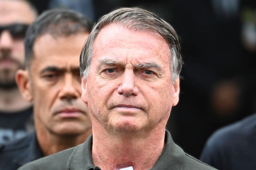 El expresidente brasileño Jair Bolsonaro abandona el Hospital DF Star tras someterse a una intervención médica el 14 de septiembre de 2025 en Brasilia, Brasil. (Ton Molina/Getty Images)