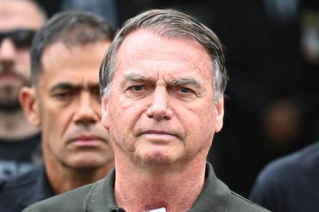 El expresidente de Brasil Jair Bolsonaro se somete a una cirugía para tratar el hipo, informa su esposa
