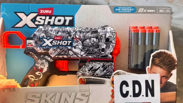 Fotografía cedida por la Secretaría de Seguridad Pública, Protección a la Ciudadanía y Prevención Social, que muestra el empaque de un juguete bélico este domingo, en Guadalupe, México. (EFE/ Secretaría de Seguridad Pública y Prevención Social)