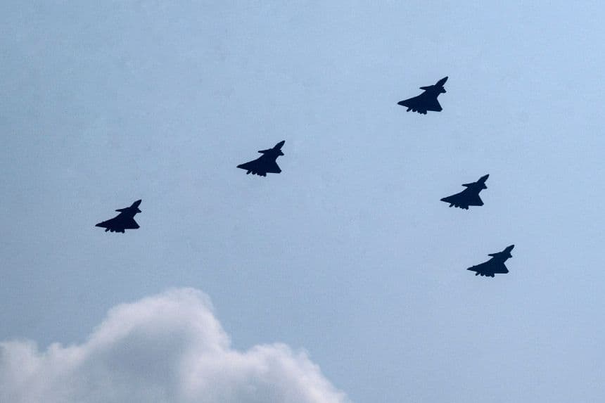 Aviones de combate chinos J-20 sobrevuelan un desfile militar que conmemora el 80.º aniversario de la victoria sobre Japón y el fin de la Segunda Guerra Mundial, en la plaza de Tiananmen, el 3 de septiembre de 2025, en Beijing, China. (Kevin Frayer/Getty Images)