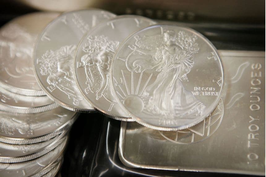 Lingotes de plata a la venta en la Chicago Coin Company el 11 de mayo de 2006 en Chicago, Illinois. (Ilustración fotográfica de Scott Olson/Getty Images)