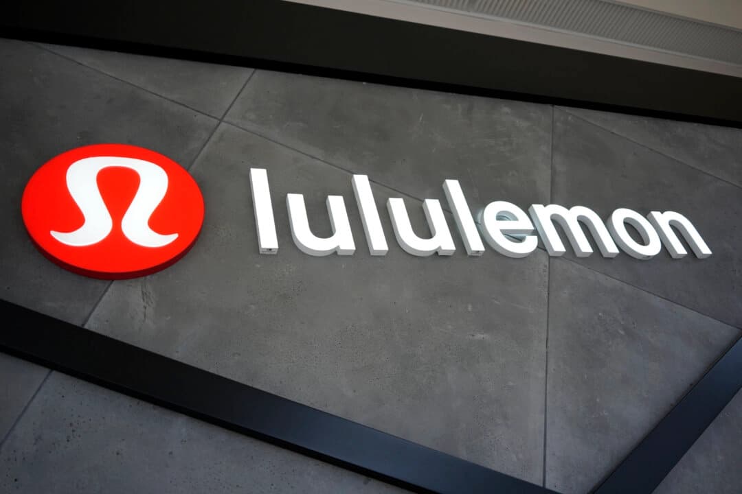 El logotipo de Lululemon en una tienda Lululemon en Pittsburgh el 3 de junio de 2024. Gene J. Puskar/AP