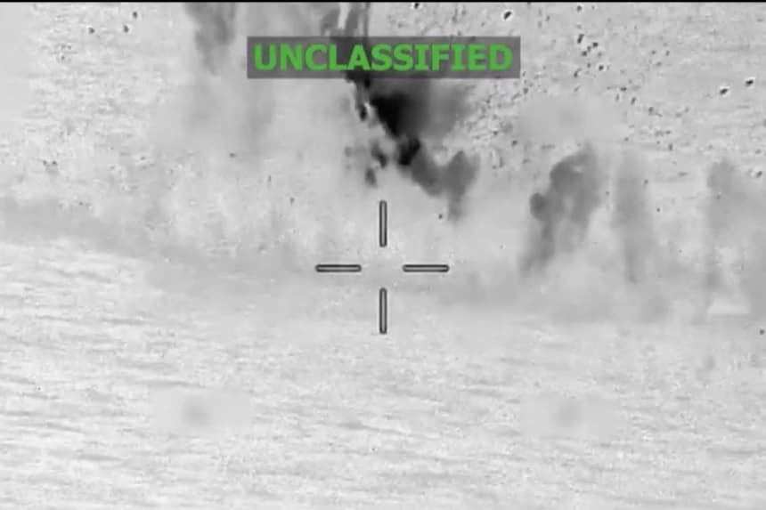 Imágenes de un ataque de las fuerzas estadounidenses a un presunto barco de narcotráfico en el Océano Pacífico oriental el 29 de diciembre de 2025. (Captura de pantalla/Comando Sur de EE. UU.)