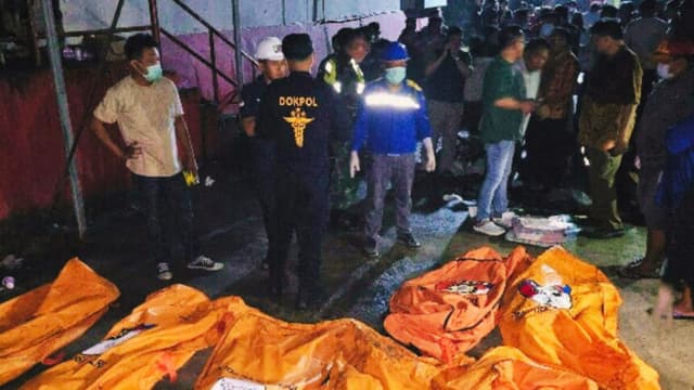 Bolsas para cadáveres con las víctimas de un incendio en una residencia de ancianos en Manado, provincia de Sulawesi Septentrional, Indonesia, el 29 de diciembre de 2025. (Policía Regional de Sulawesi Septentrional a través de AP)