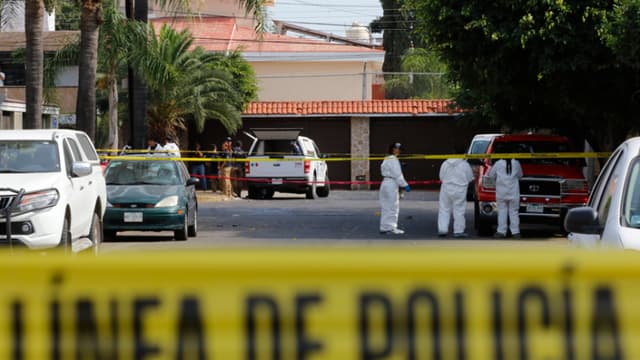 Integrantes de la Fiscalía del Estado de Jalisco trabajan en la zona de un tiroteo que dejó 3 personas fallecidas y cuatro heridas este lunes, en Zapopan, Jalisco, México. (EFE/ Francisco Guasco)