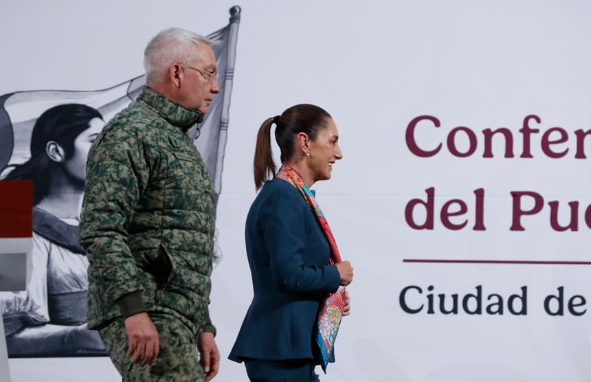 El titular de la Secretaría de la Defensa Nacional (Sedena), Ricardo Trevilla Trejo (i), participa en una rueda de prensa de la presidenta de México, Claudia Sheinbaum, en Palacio Nacional de la Ciudad de México (Imagen de archivo. EFE/Mario Guzmán)