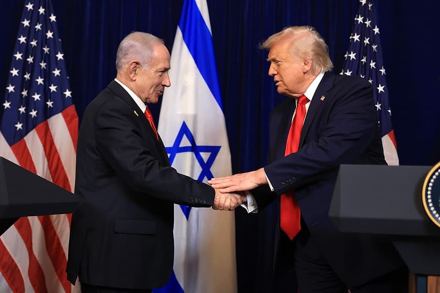 El presidente de Estados Unidos, Donald Trump, estrecha la mano del primer ministro israelí, Benjamin Netanyahu, durante una conferencia de prensa en su club Mar-a-Lago el 29 de diciembre de 2025 en Palm Beach, Florida. (Joe Raedle/Getty Images)