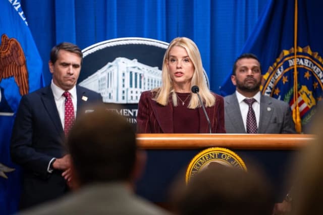 El Departamento de Justicia de EE. UU. acusa a casi 100 personas en un escándalo de fraude en Minnesota