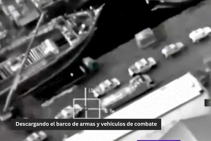 Fotograma de un vídeo difundido por la televisión estatal saudí en el que se muestra lo que, según el reino, es un cargamento de armas y vehículos blindados procedente de los Emiratos Árabes Unidos, en Mukalla, Yemen, el 30 de diciembre de 2025. (Televisión estatal saudí a través de AP).