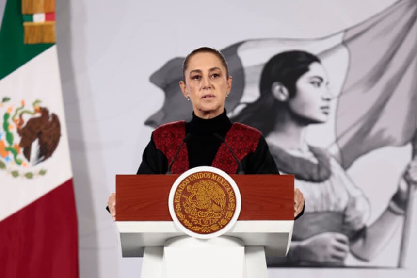 La presidenta de México, Claudia Sheinbaum, habla en una rueda de prensa este martes, en el Palacio Nacional, en Ciudad de México (EFE/José Méndez)