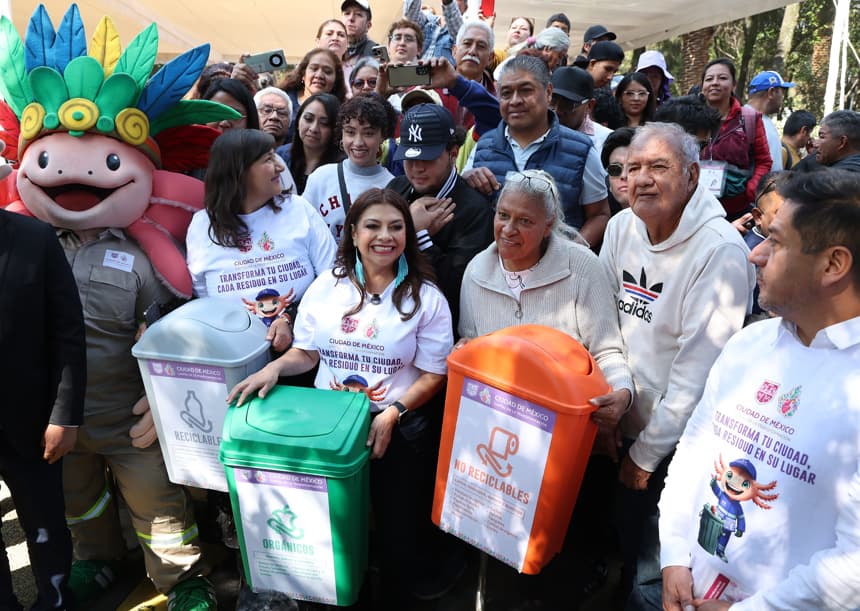 Fotografía cedida por el gobierno de la Ciudad de México de su titular Clara Brugada (c) durante un acto protocolario este lunes, en Ciudad de México. A partir del 1 de enero de 2026, los residuos en la Ciudad de México deberán separarse en orgánicos, reciclables y no reciclables, como parte de la nueva campaña presentada este lunes por la jefa de gobierno de la capital, Clara Brugada. (EFE/ Gobierno de la Ciudad de México)