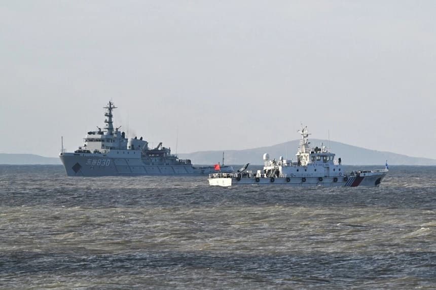 Barcos chinos patrullan mientras el Ejército Popular de Liberación (EPL) realiza maniobras militares en la isla de Pingtan, el punto más cercano a Taiwán, en la provincia oriental de Fujian (China), el 30 de diciembre de 2025. (Adek Berry/AFP a través de Getty Images)