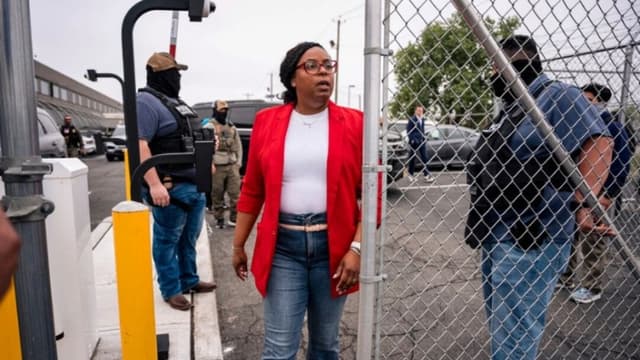 Congresista de EE. UU. pide a la corte que desestime cargos por incidente en centro de detención de ICE