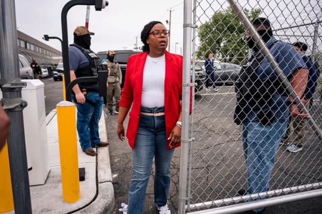 La representante LaMonica McIver sale del recinto del centro de detención Delaney Hall en Newark, Nueva Jersey, el 9 de mayo de 2025. (Angelina Katsanis/Foto AP)