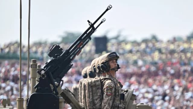 Detrás de los desfiles militares de China, los soldados enfrentan corrupción y futuros inciertos