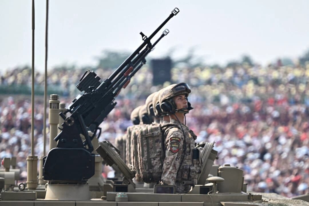 Se ve a oficiales en la escotilla de un tanque de combate principal Tipo 99 mientras avanza durante un desfile militar que conmemora el 80.º aniversario del fin de la Segunda Guerra Mundial, en la plaza de Tiananmen, Beijing, el 3 de septiembre de 2025. Pedro Pardo/AFP a través de Getty Images