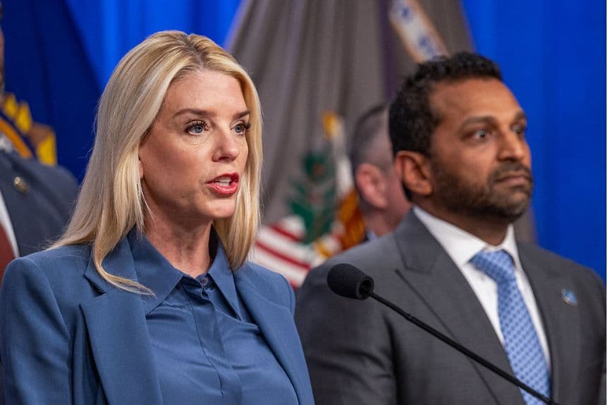(I-D) La fiscal general de Estados Unidos, Pam Bondi, habla junto al director del FBI, Kash Patel, durante una conferencia de prensa en el Departamento de Justicia en Washington, D.C., el 4 de diciembre de 2025. (DANIEL HEUER/AFP a través de Getty Images)