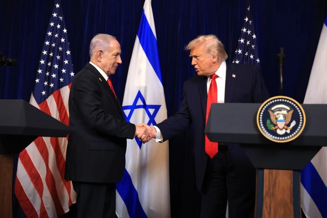 El presidente Donald Trump estrecha la mano del primer ministro israelí, Benjamin Netanyahu, durante una rueda de prensa en el club Mar-a-Lago de Trump en Palm Beach, Florida, el 29 de diciembre de 2025. Joe Raedle/Getty Images