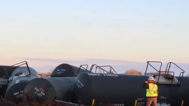 Personal de emergencia trabaja en el lugar del descarrilamiento de un tren CSX en el condado de Todd, Kentucky, el 30 de diciembre de 2025. (WEKT vía AP)