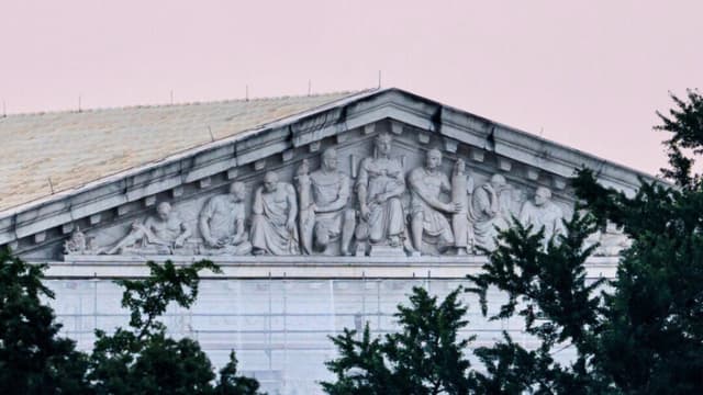 La Corte Suprema en Washington, el 1 de julio de 2025. A partir de octubre, la corte se ocupará de casos sobre importantes cuestiones sociales y políticas, entre ellas la participación de atletas masculinos en deportes femeninos, los centros de embarazo y la redistribución de distritos. (Madalina Kilroy/The Epoch Times).