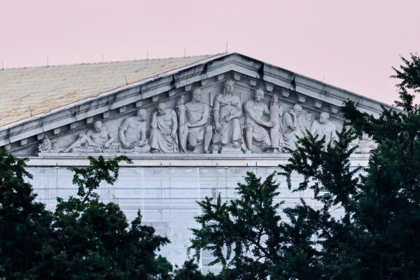 La Corte Suprema en Washington, el 1 de julio de 2025. A partir de octubre, la corte se ocupará de casos sobre importantes cuestiones sociales y políticas, entre ellas la participación de atletas masculinos en deportes femeninos, los centros de embarazo y la redistribución de distritos. (Madalina Kilroy/The Epoch Times).