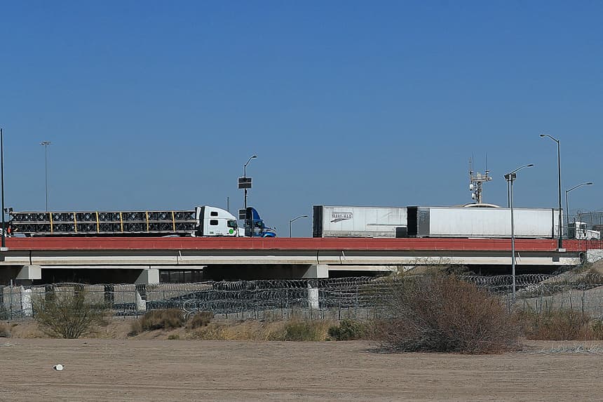 Fotografía del 25 de enero de 2025 que muestra camiones en el Puente Internacional Zaragoza, en Ciudad Juárez (EFE/ Luis Torres)
