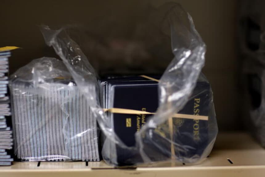 Pilas de pasaportes en blanco esperan a ser impresos en uno nuevo en la Agencia de Pasaportes de Miami. ((Foto de Joe Raedle/Getty Images).